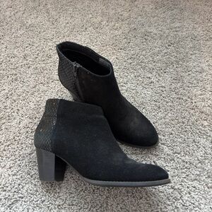 Vionic Black Textured Ankle Booties